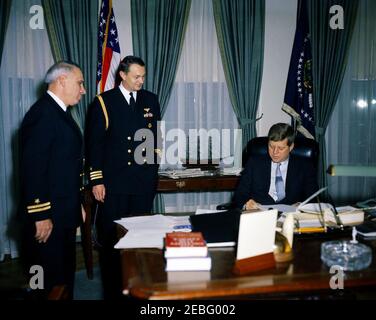 Cerimonia di ritiro per il Lt. Charles J. Langello, Ufficio dell'Aide Navale. Il presidente John F. Kennedy incontra il suo assistente in pensione presso l'Aide Navale al presidente tenente Charles J. Langello presso l'Ufficio ovale della Casa Bianca, Washington, D.C.. (L-R) il tenente Langello; Naval Aide al presidente Tazewell Shepard, Jr.; il presidente Kennedy. Foto Stock