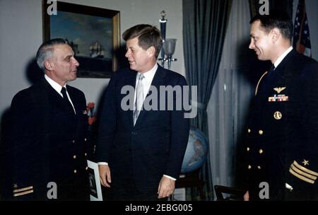 Cerimonia di ritiro per il Lt. Charles J. Langello, Ufficio dell'Aide Navale. Il presidente John F. Kennedy incontra il suo assistente in pensione presso l'Aide Navale al presidente tenente Charles J. Langello presso l'Ufficio ovale della Casa Bianca, Washington, D.C.. (L-R) il tenente Langello; il presidente Kennedy; Naval Aide al presidente Tazewell Shepard, Jr Foto Stock