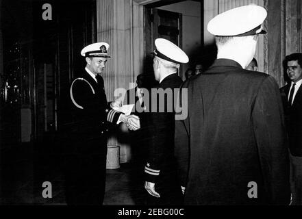 Cerimonia di ritiro per il Lt. Charles J. Langello, Ufficio dell'Aide Navale. Cerimonia di ritiro per l'Assistente dell'Aide Navale al Presidente Lieutenente Charles J. Langello alla Casa Bianca, Washington, D.C. Naval Aide al Presidente Comandante Tazewell Shepard, Jr. (A sinistra) scuote le mani con il tenente Langello; membro non identificato della Marina degli Stati Uniti in primo piano. Foto Stock