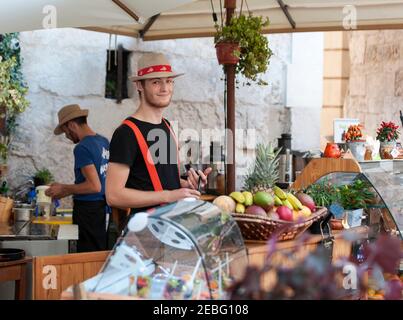 Split - Croatia - Dalmazia - 26 agosto 2019: Un grande venditore di succhi di cocktail all'aperto situato proprio all'interno delle vecchie mura della città vecchia. Foto Stock