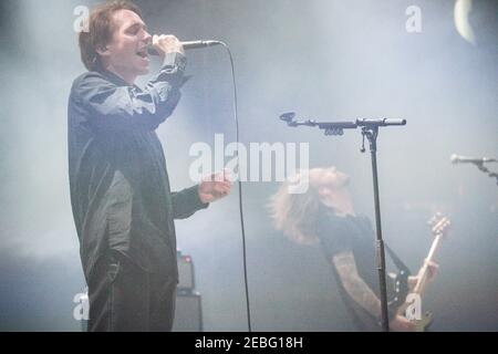 Jonas Bjerre, cantante della rock band danese Mew, al Roundhouse di Londra Foto Stock