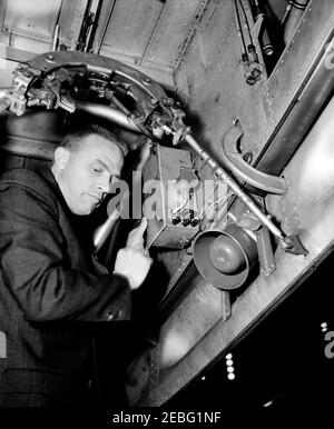 Il personale della White House Army Signal Agency (WHASA) sta installando le attrezzature. Un membro non identificato del personale della White House Army Signal Agency (WHASA) installa le apparecchiature in una posizione sconosciuta. Foto Stock