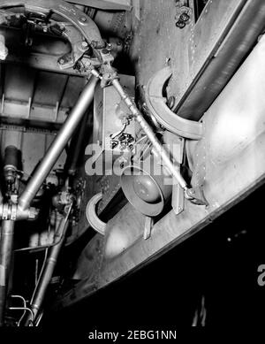 Il personale della White House Army Signal Agency (WHASA) sta installando le attrezzature. Apparecchiatura della White House Army Signal Agency (WHASA) in una posizione non identificata. Foto Stock