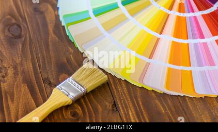 Una tavolozza per la scelta della vernice per il rinnovamento domestico. Colore messa a fuoco selettiva. Foto Stock