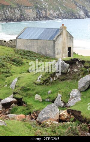 Piccola casa a Keem Beach a Achill Island, Irlanda Foto Stock