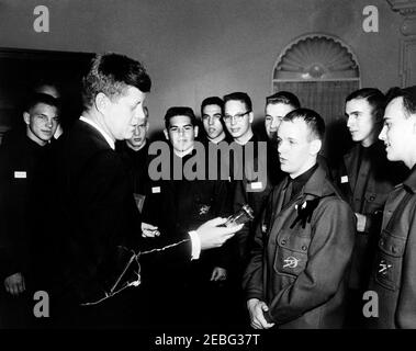 Visita dei rappresentanti di Boy Scouts of America (BSA), ORE 12:55. Il presidente John F. Kennedy riceve un regalo presentato da dodici Boy Scouts che rappresentano le dodici diverse regioni negli Stati Uniti, Oval Office, White House, Washington, D.C. i rappresentanti sono: George L. Ashley; Allen T. Brisendine; Ronald H. Cowan; William L. Evans; Norman E. Fretwell; Robert M. Neal, Jr.; Richard E. Osher; Richard G. Pingree; James R. Stivers; John C. Sulerud; Arthur L. Tillman, III; John L. Wahgren, Jr. (Solo nove degli Scout sono qui raffigurati).rnrn Foto Stock