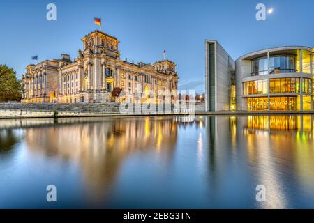 Il Reichstag e parte della Paul-Loebe-Haus sul fiume Sprea a Berlino al crepuscolo Foto Stock