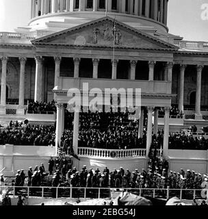 Cerimonie inaugurali al Campidoglio degli Stati Uniti e Parata inaugurale. Inaugurazione di John F. Kennedy a East Portico, United States Capitol Building, Washington, D.C. Presidente della Camera dei rappresentanti Sam Rayburn amministra giuramento al Vice Presidente Lyndon B. Johnson. Guardando a: Il presidente John F. Kennedy; l'ex presidente Dwight D. Eisenhower; la prima signora Jacqueline Kennedy; la signora Bird Johnson; l'ex prima signora Mamie Eisenhower; Joseph P. Kennedy, Sr.; Rose Fitzgerald Kennedy; l'ex vice presidente Richard M. Nixon; l'ex presidente Harry S. Truman; e l'ex prima signora Bess Truman. Unità Foto Stock