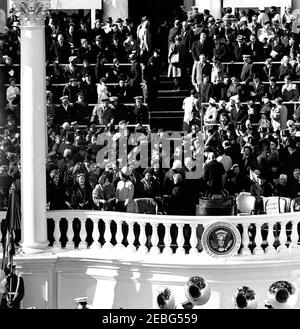 Cerimonie inaugurali al Campidoglio degli Stati Uniti e Parata inaugurale. L'inaugurazione presidenziale di John F. Kennedy a East Portico, United States Capitol Building, Washington, D.C. Jacqueline Kennedy parla con Lady Bird Johnson in attesa dell'arrivo del presidente eletto John F. Kennedy e del vice presidente eletto Lyndon B. Johnson. Dietro di loro: John F. Kennedyu0027s sorella Eunice Kennedy Shriver; suo marito R. Sargent Shriver; e il procuratore generale designato Robert F. Kennedy. Foto Stock