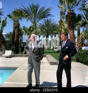 Viaggio in California: Palm Springs, incontro con l'ex presidente Dwight D. Eisenhower (DDE), 11:00. Il presidente John F. Kennedy visita con l'ex presidente generale Dwight D. Eisenhower (a sinistra) nella residenza del generale Eisenhoweru2019s a Palm Springs. Le persone in background non sono identificate. Eldorado Country Club, Indian Wells, California. Foto Stock