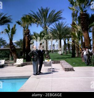 Viaggio in California: Palm Springs, incontro con l'ex presidente Dwight D. Eisenhower (DDE), 11:00. Il presidente John F. Kennedy visita con l'ex presidente generale Dwight D. Eisenhower (a sinistra) nella residenza del generale Eisenhoweru2019s a Palm Springs. Le persone in background non sono identificate. Eldorado Country Club, Indian Wells, California. Foto Stock