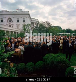 Visita dei rappresentanti dei Cutter di carne amalgamati e dei macellai del Nord America, ore 10:00. Il presidente John F. Kennedy (in folla al centro) visita con i rappresentanti dei Cutter di carne amalgamati e dei macellai lavoratori del Nord America (AMC) nel Rose Garden della Casa Bianca, Washington, D.C. Foto Stock