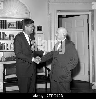 Incontro con il Rappresentante Cleveland Bailey (West Virginia), 11:04. Il presidente John F. Kennedy incontra il membro del Congresso Cleveland M. Bailey (West Virginia) nell'Ufficio ovale della Casa Bianca, Washington, D.C. Foto Stock