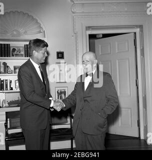 Incontro con il Rappresentante Cleveland Bailey (West Virginia), 11:04. Il presidente John F. Kennedy incontra il membro del Congresso Cleveland M. Bailey (West Virginia) nell'Ufficio ovale della Casa Bianca, Washington, D.C. Foto Stock