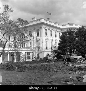 Rose Garden, fotografie di progresso della costruzione. Il lavoratore non identificato (dietro a destra) aziona un escavatore, sollevando lo sporco in un camion, presso il sito di costruzione del Rose Garden. White House, Washington, D.C. Foto Stock