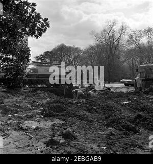 Rose Garden, fotografie di progresso della costruzione. Lavori di costruzione in corso nel Giardino delle Rose della Casa Bianca. Il Washington Monument è parzialmente visibile attraverso gli alberi a sinistra. Washington, D.C. Foto Stock