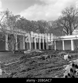 Rose Garden, fotografie di progresso della costruzione. Lavori di costruzione in corso nel Giardino delle Rose della Casa Bianca; una persona non identificata (a destra) si trova nel Colonnade dell'ala Ovest. Washington, D.C. Foto Stock