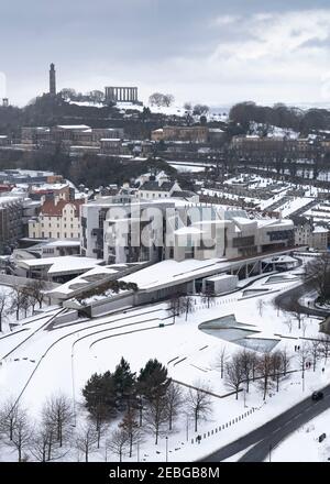 Vista invernale degli edifici del Parlamento scozzese a Holyrood nella neve, Edimburgo, Scozia, Regno Unito Foto Stock