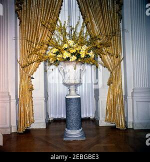 Luncheon in onore di Jou00e3o Goulart, presidente del Brasile, 13:00 PM. Arrangiamento floreale nella Sala Est, istituito per un pranzo in onore del presidente del Brasile Jou00e3o Goulart. White House, Washington, D.C. Foto Stock