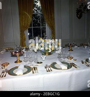 Luncheon in onore di Jou00e3o Goulart, presidente del Brasile, 13:00 PM. Tavoli e composizioni floreali per un pranzo in onore del presidente del Brasile Jou00e3o Goulart. State Dining Room, White House, Washington, D.C. Foto Stock