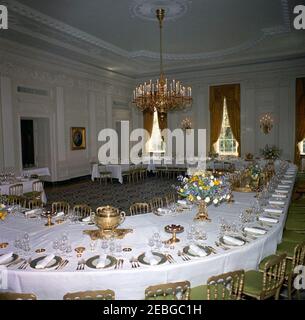 Luncheon in onore di Jou00e3o Goulart, presidente del Brasile, 13:00 PM. Tavoli e composizioni floreali per un pranzo in onore del presidente del Brasile Jou00e3o Goulart. State Dining Room, White House, Washington, D.C. Foto Stock