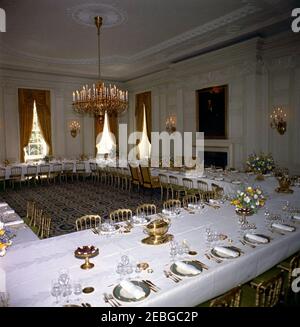 Luncheon in onore di Jou00e3o Goulart, presidente del Brasile, 13:00 PM. Tavoli e composizioni floreali per un pranzo in onore del presidente del Brasile Jou00e3o Goulart. State Dining Room, White House, Washington, D.C. Foto Stock