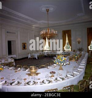 Luncheon in onore di Jou00e3o Goulart, presidente del Brasile, 13:00 PM. Tavoli e composizioni floreali per un pranzo in onore del presidente del Brasile Jou00e3o Goulart. State Dining Room, White House, Washington, D.C. Foto Stock