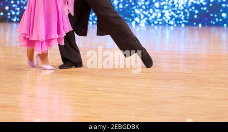 Closeup di balroom danzatori gambe e piedi. Foto Stock