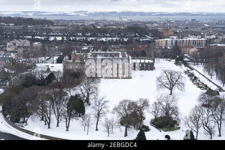 Vista invernale del luogo di Holyroodhouse nella neve, Edimburgo, Scozia, Regno Unito Foto Stock