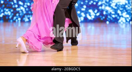 Closeup di balroom danzatori gambe e piedi. Foto Stock