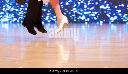 Closeup di balroom danzatori gambe e piedi. Foto Stock