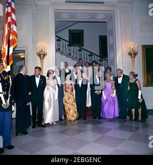 Ricevimento congressuale alla Casa Bianca, 21:30. Il presidente John F. Kennedy, la First Lady Jacqueline Kennedy, e altri frequentano un ricevimento congressuale alla Casa Bianca. Prima fila (L-R): Portatore di bandiera non identificato; Presidente della Camera dei rappresentanti John W. McCormack (di fronte al Presidente Kennedy); Presidente Kennedy; Sig.ra Kennedy; Vice Presidente Lyndon B. Johnson; Lady Bird Johnson; Senatore Carl Hayden (Arizona); Senatore Hubert H. Humphrey (Minnesota); Muriel Humphrey, moglie del senatore Humphrey; Senatore Everksen (Illinois); E Louella Dirksen, moglie del senatore Dirksen. Sul retro, sta Foto Stock