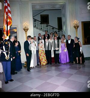 Ricevimento congressuale alla Casa Bianca, 21:30. Il presidente John F. Kennedy, la First Lady Jacqueline Kennedy, e altri frequentano un ricevimento congressuale alla Casa Bianca. Prima fila (L-R): Portatore di bandiere non identificato; Presidente della Camera dei rappresentanti John W. McCormack; Harriet McCormack, moglie del Presidente McCormack; Presidente Kennedy; Sig.ra Kennedy; Vice Presidente Lyndon B. Johnson; Lady Bird Johnson; Senatore Carl Hayden (Arizona); Senatore Hubert H. Humphrey (Minnesota); Muriel Humphrey, moglie del Senatore; Humphrey Dirksen (Illinois); e Louella Dirksen, moglie del senatore di Foto Stock