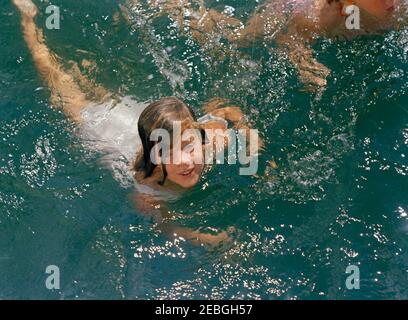 Weekend del Labor Day al porto di Hyannis: La famiglia Kennedy e gli amici navigano a bordo del Honey Fitz, alle 11:47. Caroline Kennedy nuota durante il fine settimana del Labor Day a Hyannis Port, Massachusetts. Foto Stock