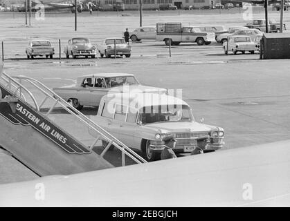 Viaggio in Texas: Parkland Hospital (esterno); limousine Presidentu2019s; Love Field, corpo del Presidentu2019s portato su Air Force One. Un'udienza che porta il corpo del presidente John F. Kennedy arriva all'Love Field di Dallas, Texas, per il trasferimento all'Air Force One. Quelli raffigurati in auto includono: Assistenti speciali al presidente Kennedy, Larry Ou0027Brien e Dave Powers; Assistente Segretario stampa, Malcolm Kilduff. Foto Stock