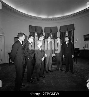 Incontro con Edward M. Kennedy (EMK) e senatori, 10:45. Il presidente John F. Kennedy incontra i senatori degli Stati Uniti. Da sinistra a destra: Senatore Edmund M. Kennedy (Massachusetts); Senatore Frank Church (Idaho); Senatore John O. Pastore (Rhode Island); Senatore Edmund S. Muskie (Maine); Presidente Kennedy; Senatore Herman E. Talmadge (Georgia); Senatore Gale W. McGee (Wyoming). Oval Office, White House, Washington, D.C. [i graffi sull'immagine sono originali al negativo.] Foto Stock