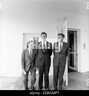Il presidente Kennedy con Robert F. Kennedy (RFK) u0026 Edward M. Kennedy (EMK). Il presidente John F. Kennedy si pone con i suoi fratelli nel West Wing Colonnade fuori dall'Oval Office, White House, Washington, D.C. (L-R) il procuratore generale Robert F. Kennedy; il senatore Edward M. Kennedy (Massachusetts); il presidente Kennedy. Foto Stock