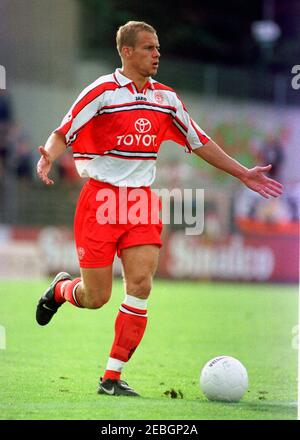 Colonia Germania 25.9.1999, 2 Bundesliga: Fortuna Koeln (PER, bianco) vs Karlsruher SC (KSC, giallo) 2:3 - Marc SPANIER (PER) Foto Stock