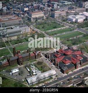 Vista aerea di Washington, D.C., u0026 nelle vicinanze. Vista aerea dello Smithsonian Institutionu2019s Arts and Industries (in basso a destra) e degli edifici del castello sul National Mall di Washington, D.C.; diversi razzi si trovano in mostra di fronte all'edificio Arts and Industries. Sullo sfondo sono visibili il Museo Nazionale di Storia Naturale, il Triangolo Federale, il Dipartimento di Giustizia, l'Archivio Nazionale e la Galleria Nazionale d'Arte Foto Stock