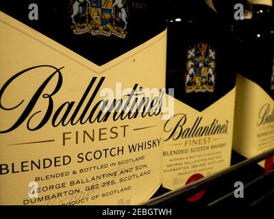 Kiev, Ucraina. 12 Feb 2021. Ballantine's è una gamma di whisky di scotch misti prodotti da Pernod Ricard a Dumbarton, Scozia. Il sapore di Ballantine dipende da malti di impronte digitali provenienti da Miltonduff e Glenburgie. Credit: Gollovniov/SOPA Images/ZUMA Wire/Alamy Live News Foto Stock