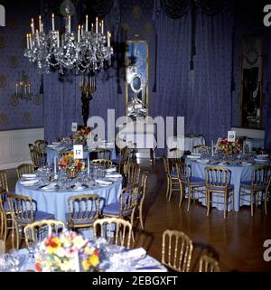 Cena in onore dei vincitori del Premio Nobel, alle 20:00. Visualizzazione dei tavoli per una cena in onore dei vincitori del Premio Nobel dell'emisfero occidentale. Camera Blu, Casa Bianca, Washington, D.C. Foto Stock