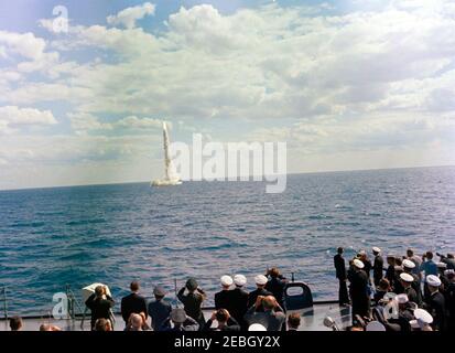 Viaggio nel Maryland, New York u0026 Florida: USS Observation Island, lancio di un missile Polaris, 11:45. Durante una visita a bordo della nave navale degli Stati Uniti USS Observation Island (EAG-154), il presidente John F. Kennedy (in basso a destra) guarda una dimostrazione del lancio di un missile Polaris A-2 dal sottomarino USS Andrew Jackson (SSBN-619), al largo della costa della Florida. Foto Stock