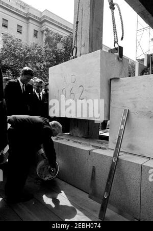 Cerimonia di posa Cornerstone, edificio degli uffici della Casa di Rayburn, 10:28. Il presidente John F. Kennedy (a sinistra) guarda il presidente della Camera dei rappresentanti e il presidente della Commissione per la costruzione degli uffici della Camera, John W. McCormack (Massachusetts), prendere parte alla cerimonia di posa della pietra angolare per il Rayburn House Office Building, dedicato al defunto Presidente della Camera, Sam Rayburn. Il rappresentante romano C. Pucinski (Illinois) è a destra del presidente Kennedy. Washington, D.C. Foto Stock