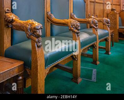 Dettagli di scultura sulle braccia delle sedie nel palazzo della Corte Suprema, Westminster, Londra, Regno Unito Foto Stock