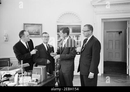 Visita di Robert J. Linney, presidente della riserva mineraria, senatore Hubert H. Humphrey, e rappresentante John A. Blatnikrn(Minnesota), 9:55. Il presidente John F. Kennedy visita il presidente della Reserve Mining Company, Robert J. Linney, e altri. Da sinistra a destra: Senatore Hubert H. Humphrey, Jr. (Minnesota); Sig. Linney; Presidente Kennedy; Rappresentante John A. Blatnik (Minnesota). Ufficio ovale, Casa Bianca, Washington, D.C. Foto Stock