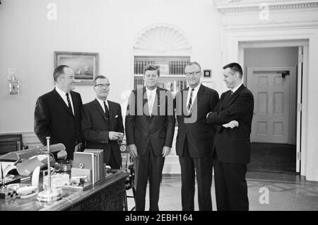 Visita di Robert J. Linney, presidente della riserva mineraria, senatore Hubert H. Humphrey, e rappresentante John A. Blatnikrn(Minnesota), 9:55. Il presidente John F. Kennedy visita il presidente della Reserve Mining Company, Robert J. Linney, e altri. Da sinistra a destra: Senatore Hubert H. Humphrey, Jr. (Minnesota); Linney; Presidente Kennedy; Rappresentante John A. Blatnik (Minnesota); non identificato. Ufficio ovale, Casa Bianca, Washington, D.C. Foto Stock