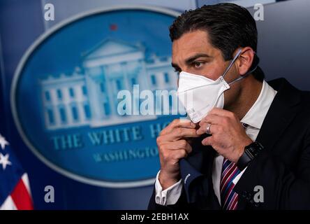 Washington, Stati Uniti. 12 Feb 2021. Il sindaco di Miami, Francis Suarez, regola la sua maschera mentre parla del piano di salvataggio americano, dopo un incontro con il presidente Biden, durante il briefing quotidiano alla Casa Bianca di Washington, DC venerdì 12 febbraio 2021. L’American Rescue Plan è un pacchetto di stimoli economici da 1.9 trilioni di dollari che aiuta a combattere gli effetti economici e sanitari della pandemia di COVID-19. Foto di Kevin Dietsch/UPI Credit: UPI/Alamy Live News Foto Stock