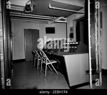 Apparecchiatura della White House Army Signal Agency (WHASA). Apparecchiatura dell'agenzia di segnalazione dell'esercito della Casa Bianca in una posizione non identificata [fotografia di Bates]. Foto Stock