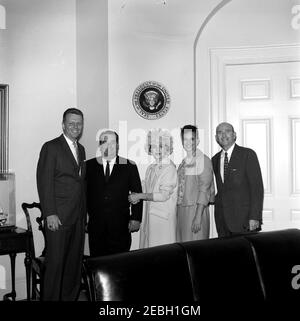 Visitatori nell'ala ovest (assistente presidenziale David F. Powers). L'assistente presidenziale Dave Powers (all'estrema destra) si erge con quattro visitatori non identificati. Fish Room, Casa Bianca, Washington, D.C. Foto Stock