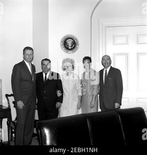 Visitatori nell'ala ovest (assistente presidenziale David F. Powers). L'assistente presidenziale Dave Powers (all'estrema destra) si erge con quattro visitatori non identificati. Fish Room, Casa Bianca, Washington, D.C. Foto Stock